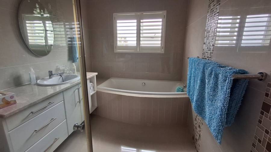 3 Bedroom Property for Sale in Boggomsbaai Western Cape